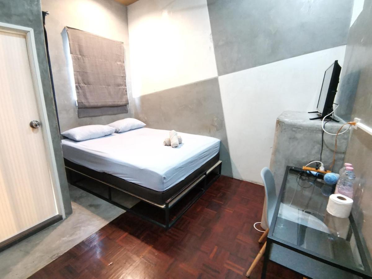 Hive 28 Aparthotel Bangkok Exterior photo